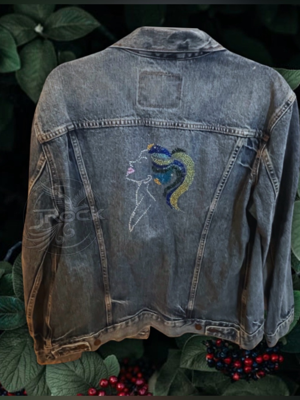 🚨 SOLD LIVE 🚨 Levis Jean Jacket. Women's denim coat with silhouette. Stunning.